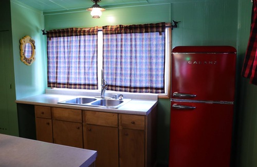 Pine Cove Hotel | Hicksville Pines Chalets & Motel