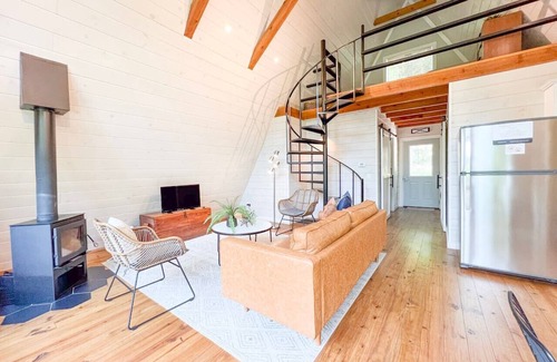 Newnata Kabine | Hidden A-Frame at Double Bridge with Firepit