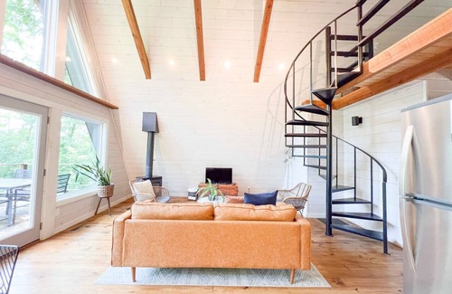 Newnata Kabine | Hidden A-Frame at Double Bridge with Firepit