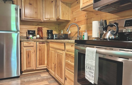 Kimbolton Kabine | Hidden Cabin with covered porch & fire pit! Minutes to Salt Fork.