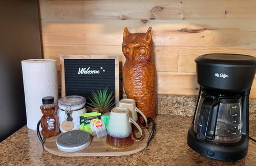 Kimbolton Kabine | Hidden Cabin with covered porch & fire pit! Minutes to Salt Fork.