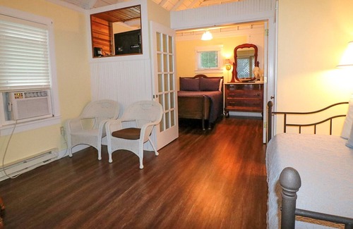 Bayfield Hütte | Hidden Cottage downtown Bayfield, Walk to Everything!!! 1/2 block from Lake.