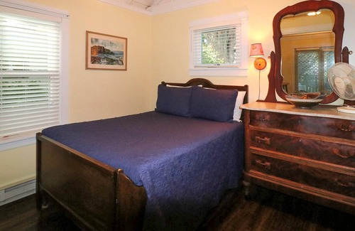 Bayfield Hütte | Hidden Cottage downtown Bayfield, Walk to Everything!!! 1/2 block from Lake.