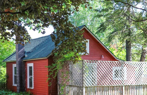 Bayfield Hütte | Hidden Cottage downtown Bayfield, Walk to Everything!!! 1/2 block from Lake.