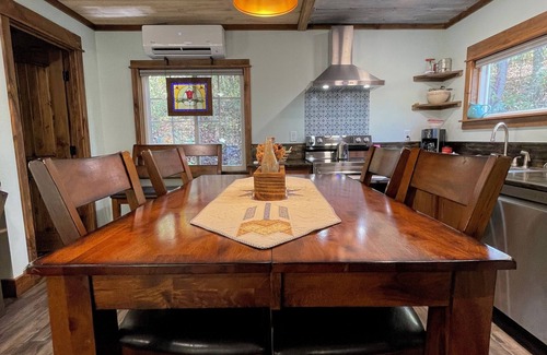 Lupton City Kabine | Hidden Cove Cabin at The Pines: Hand Crafted Charm in Peaceful Wooded Cove