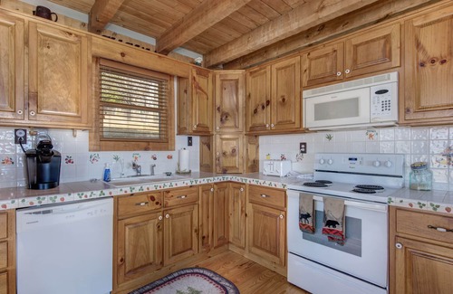 Baneberry Kabine | On Douglas Lake, Mountain Views, Wraparound Porch, Grill