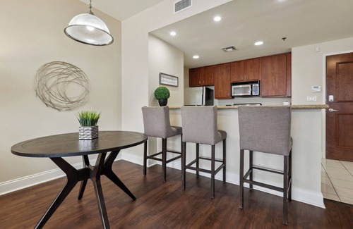 Central Business District Hotel | Hidden Gem-5 Minute walk to French Quarter Bourbon