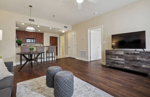 Central Business District Hotel | Hidden Gem-5 Minute walk to French Quarter Bourbon