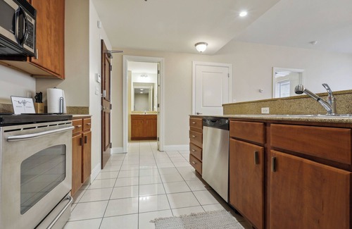 Central Business District Hotel | Hidden Gem-5 Minute walk to French Quarter Bourbon