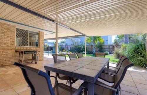 Mudjimba Haus | Hidden Gem at Mudjimba - Walk to Cafes & Surf Beach