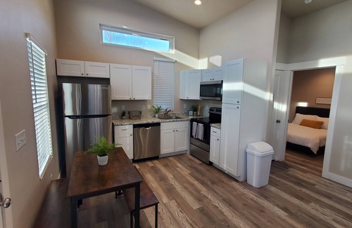 Syracuse Haus | Hidden Gem! Cozy and Secluded 2 bedroom Guest House *No Cleaning fee*