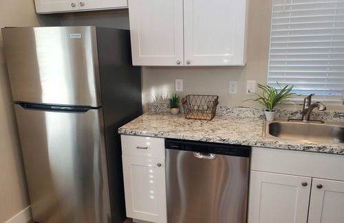 Syracuse Haus | Hidden Gem! Cozy and Secluded 2 bedroom Guest House *No Cleaning fee*