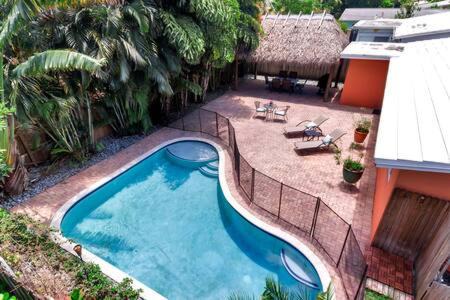 River Oaks Villa | Hidden Gem Vacation Villa w Private Pool & TikiHut