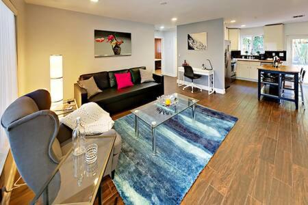 River Oaks Villa | Hidden Gem Vacation Villa w Private Pool & TikiHut