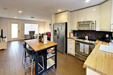 River Oaks Villa | Hidden Gem Vacation Villa w Private Pool & TikiHut