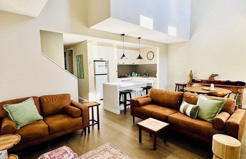 Mansfield Haus | Hidden Hunter Luxe light filled townhouse walking Distance to Mansfield High St