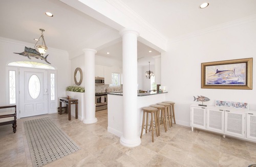 Breakers Haus | Hidden Treasure & Guest House by Grand Cayman Villas