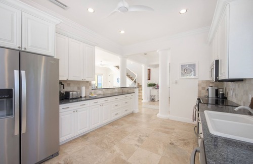 Breakers Haus | Hidden Treasure & Guest House by Grand Cayman Villas
