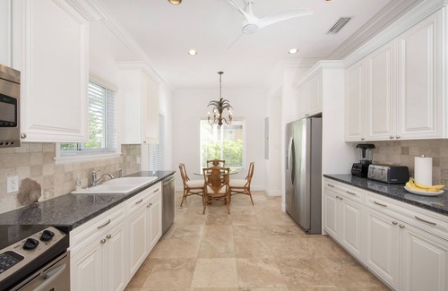 Breakers Haus | Hidden Treasure & Guest House by Grand Cayman Villas