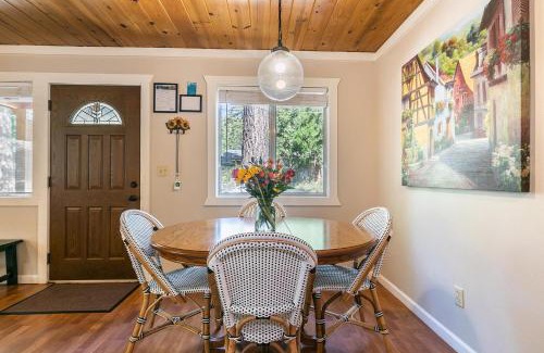 Sunnyside Haus | Hidden Willow at Tahoe Park - Cozy 2 BR Cabin, Walk to Dining, Near Skiing