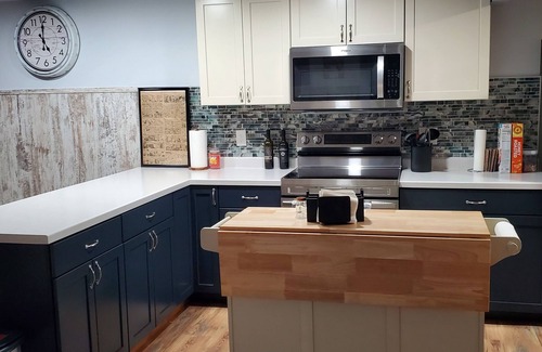 Kendall Hütte | Hide-a-way at Swan Lake: fishing, relaxing, and dog friendly.