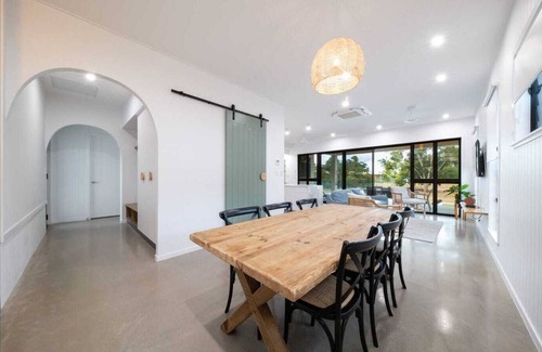 Hideaway Bay Haus | Hideaway Bays Luxury brand new house - across from the beach!