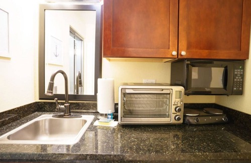 Ruskin Eigentumswohnung | Balkon mit Pool- und Kanalblick! Kostenloses Parken, kostenloses WLAN! Haustierfreundlich :)