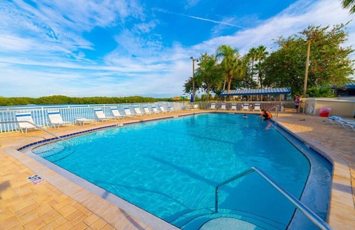 Ruskin Eigentumswohnung | Balkon mit Pool- und Kanalblick! Kostenloses Parken, kostenloses WLAN! Haustierfreundlich :)