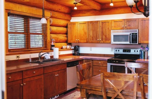 West Glacier Haus | Hideaway - West Glacier Log Home – Private Hot Tub