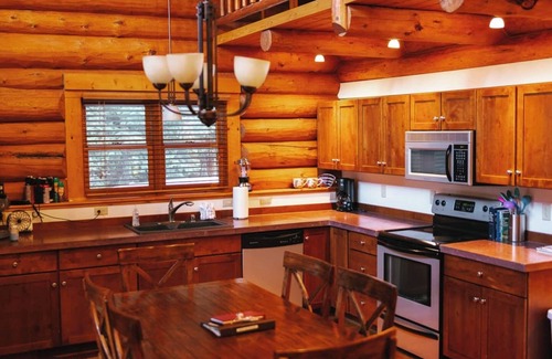 West Glacier Haus | Hideaway - West Glacier Log Home – Private Hot Tub