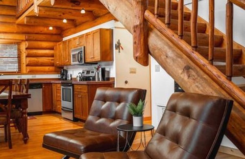 West Glacier Haus | Hideaway - West Glacier Log Home – Private Hot Tub