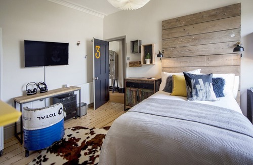 Cotham Haus | higgihaus (#46, 2-4 Bed ). Small Groups. Hip Location. Sleeps 4 - 10.