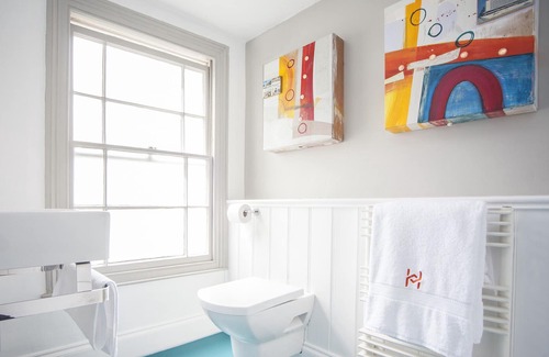 Cotham Haus | higgihaus (#46, 2-4 Bed ). Small Groups. Hip Location. Sleeps 4 - 10.