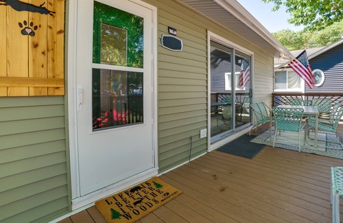 Higgins Lake Hütte | Higgins Lake Cottage w/ Private Fire Pit & Grill!