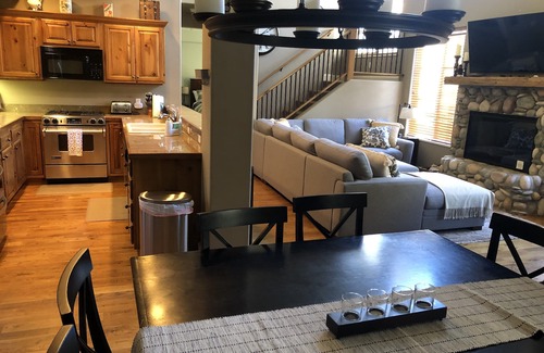 Ketchum Eigentumswohnung | High-End-Eigentumswohnung im Herzen von Sun Valley - zu Fuß zum Skifahren, Stadt, Biking + Golf