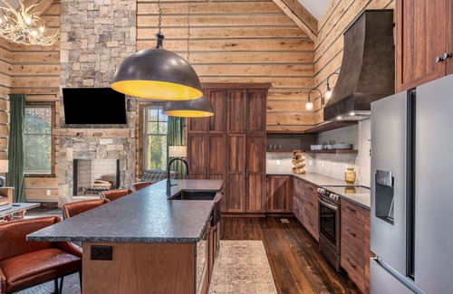 East Ellijay Kabine | High-end custom cabin that sits on the Cartecay River, hot tub, firepit