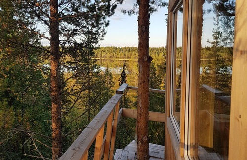 Arvidsjaur Haus | Hoch in den Bäumen in Nordschweden mit Seeblick und Elchen unter der Terrasse