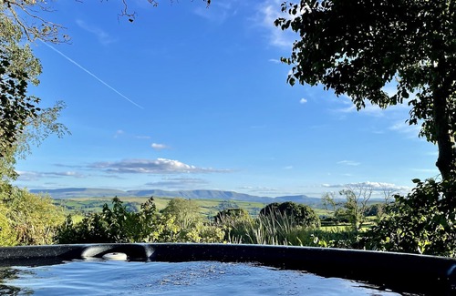 Kington Hütte | High Park: Stunning views and a hot tub