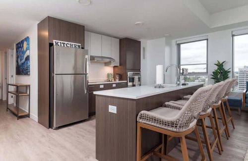 Central Square Wohnung | High Rise 3 BR Retreat w City Skyline Views, Shared Gym