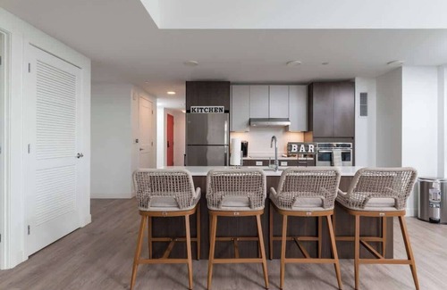Central Square Wohnung | High Rise 3 BR Retreat w City Skyline Views, Shared Gym