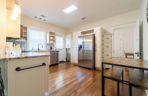 East Memphis Haus | High Speed Internet-Coffee Bar-Large Private Yard-Cozy