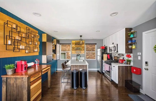 Lower West Side Eigentumswohnung | High-Style Oasis in Heart of Chicago + Free EV Charger!