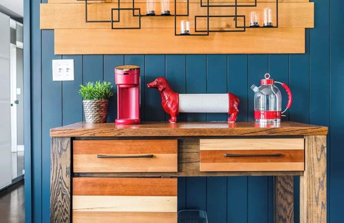 Lower West Side Eigentumswohnung | High-Style Oasis in Heart of Chicago + Free EV Charger!