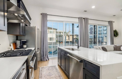 Druid City Haus | Highend Stadium View Home, Pool & Game Room Garage