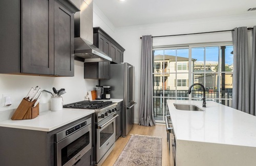 Druid City Haus | Highend Stadium View Home, Pool & Game Room Garage