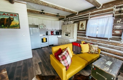 Columbia Falls Sonstige | Highland Hill Farmstead - Glacier National Park lodging micro weddings & Events