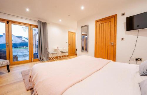 St. Brides Netherwent Villa | Highview House, Llandevaud