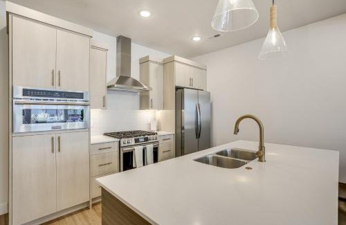 Weber County Haus | Hike and Ski Townhome 8 Mi to Dtwn Ogden!