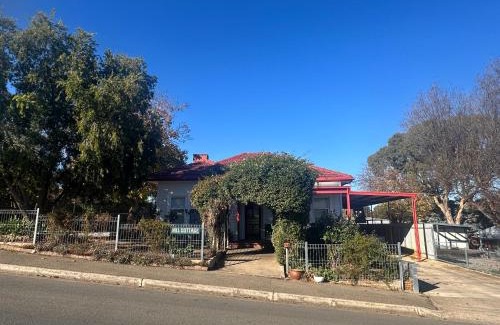 Clare Haus | Hill Cottage