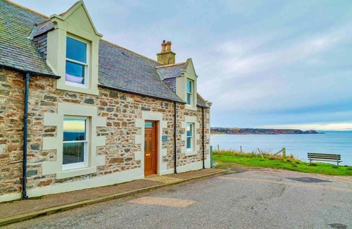 Cullen Haus | Hill Crest - cliff top cottage with stunning views